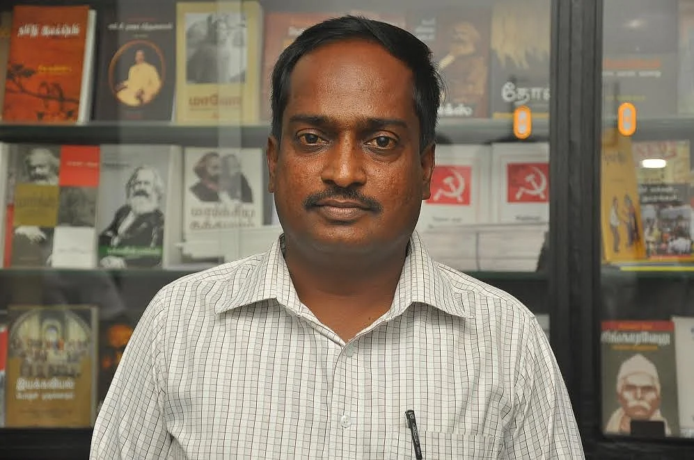 ஆர்.கே.நகர் சி.பி.எம் வேட்பாளர் லோகநாதன் வேட்புமனு தாக்கல்!