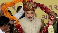 குஜராத் முதல்வராக நரேந்திர மோடி பதவியேற்பு!