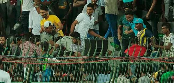 பாகிஸ்தான் வீரர்கள் மீது கல் எறிந்து இலங்கை ரசிகர்கள் அட்டூழியம்!