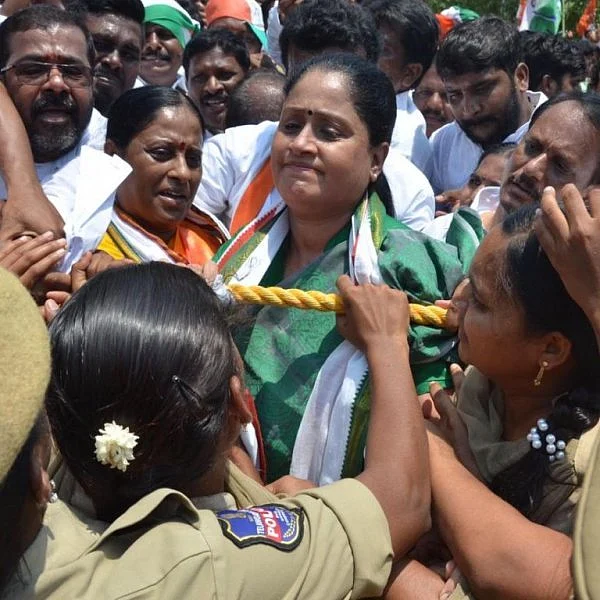 ``உயிரிழந்த மாணவர்கள் திரும்ப வருவார்களா?!"- நடிகை விஜயசாந்தி ஆவேசம்