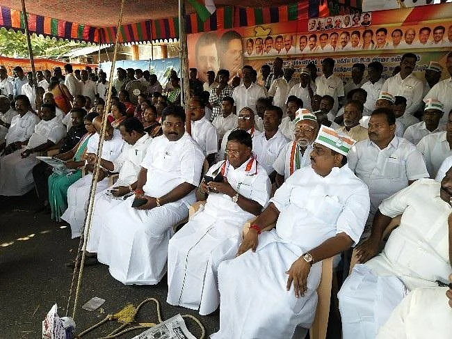 மத்திய அரசுக்கு எதிராகப் புதுச்சேரியில் முதல்வர் நாராயணசாமி உண்ணாவிரதம்