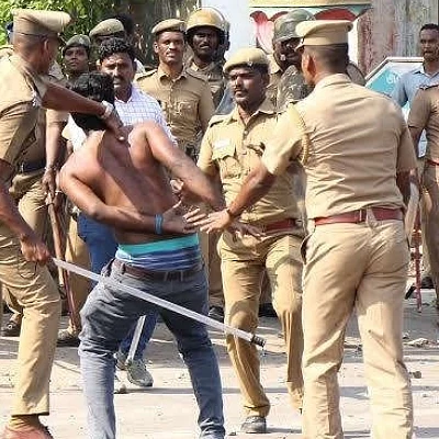 நள்ளிரவு வீடு புகுந்து மாணவர்களை கைது செய்ததா போலீஸ்...?