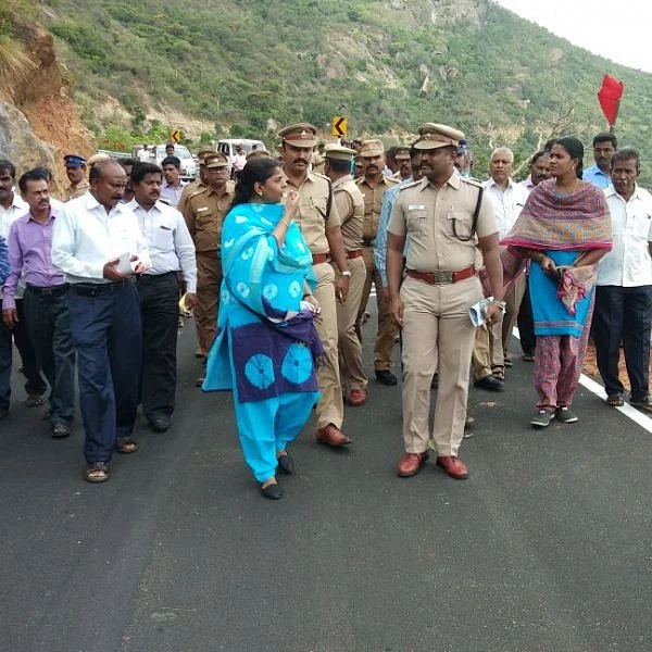 மேகமலையில் தொடரும் விபத்துகள்..! தேனி மாவட்ட ஆட்சியர் ஆய்வு