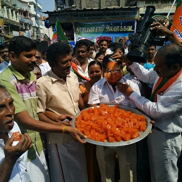`இது நாராயணசாமி அல்வா கடை' - ஆர்ப்பாட்டத்தில் புதுச்சேரி முதலமைச்சரைக் கலாய்த்த பா.ஜ.க-வினர்