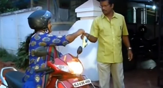 `பதவி வந்தா என்ன?’ - வீடுவீடாக பால் பாக்கெட் போடும் திரிச்சூர் மேயர் அஜிதா
