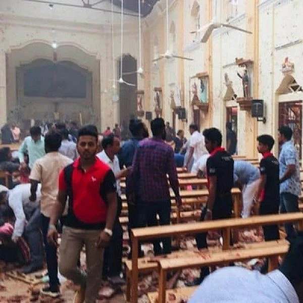 அடுத்தடுத்து வெடிக்கும் குண்டுகள்... அமைதியைத் தொலைத்த இலங்கை - ஊரடங்கு உத்தரவு அமல்!