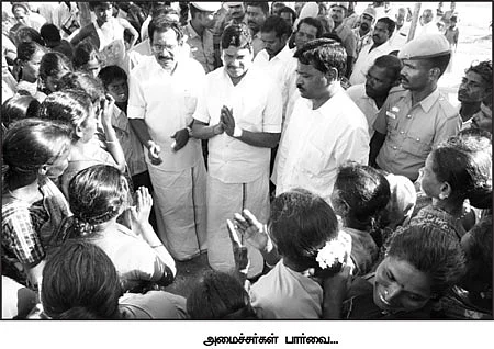 ரோட்டில் மக்கள்... விடுதிகளில் அமைச்சர்கள்!
