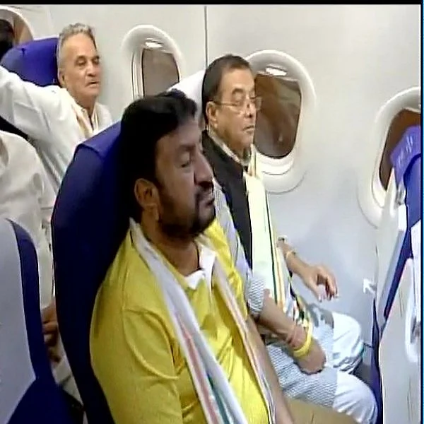 குஜராத் திரும்பிய காங்கிரஸ் எம்.எல்.ஏ-க்கள்- மீண்டும் ரிசார்ட்டில் தங்கவைக்கப்பட்டனர்