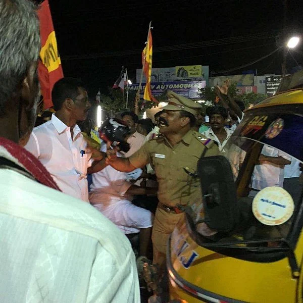 அ.ம.மு.க தொண்டர்களின் செயலால் தலையில் அடித்துக்கொண்ட பொதுமக்கள்!