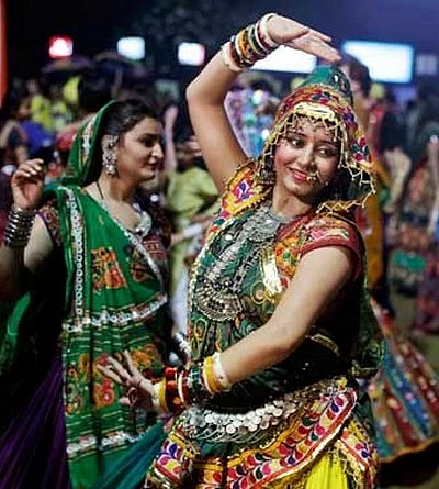 நவராத்திரியிலும் மாட்டிறைச்சி விவகாரம்: 'தாண்டியா' வில் முஸ்லிம்களுக்கு தடை!
