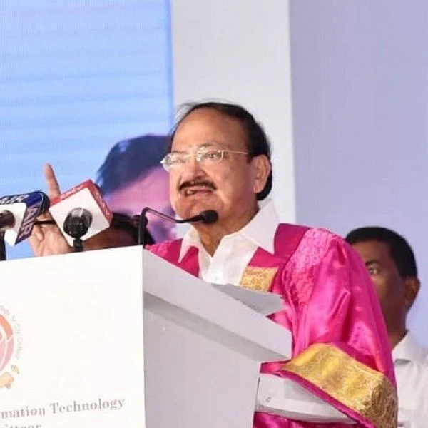 "மோடி சொன்னதற்காக யோகா செய்ய வேண்டாம்!" - யார், ஏன் சொன்னார்கள்?!