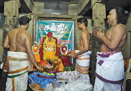 ஸ்ரீகாளிகாம்பாள் சந்நிதியில்... சிறப்பு பூஜை!