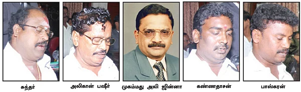 ''தாங்கள் வாழ்வதற்கு ஊர் பணத்தில் வீடு கட்டினார்!''