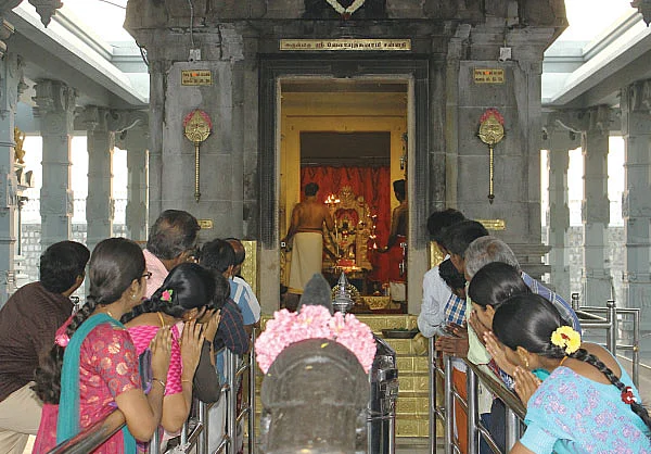 முருகனுக்கு 300 மலர்கள்!