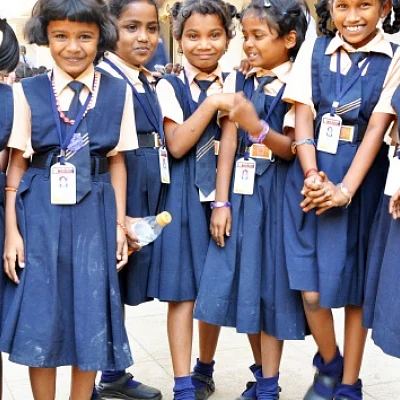 பள்ளி மாணவிகள்