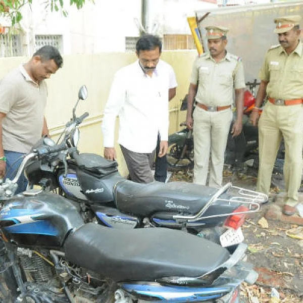 பைக்கில் சடலத்தைக் கடத்தி வேலூரைத் தெறிக்கவிட்ட பரபரப்பு சம்பவம்!