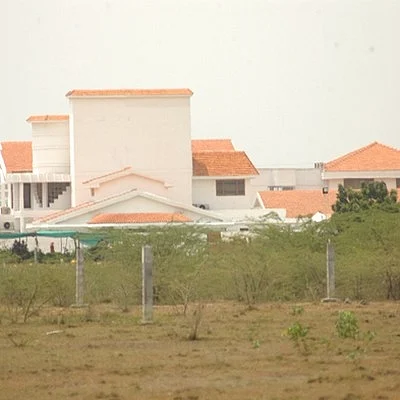 ஜெ. சிறுதாவூர் பங்களாவில் இருந்த லாரிகள் ஒரே இரவில் மாயம்: பரபரப்புத் தகவல்கள்!