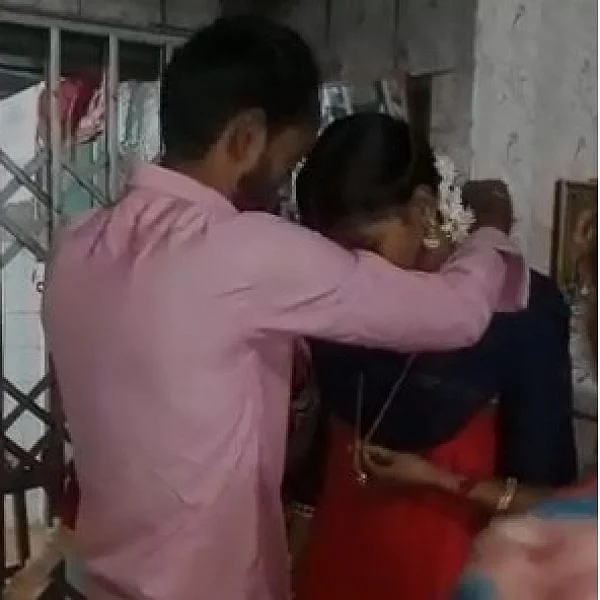 உயிருக்குப்போராடும் அப்பா! - ஆசீர்வாதத்துக்காக அரசு மருத்துவமனையில் திருமணம் செய்த மகன்