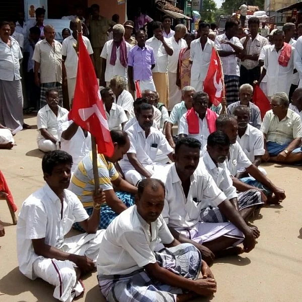 இன்சூரன்ஸ் தொகையில் முறைகேடு; சாலை மறியலில் ஈடுபட்ட விவசாயிகள்