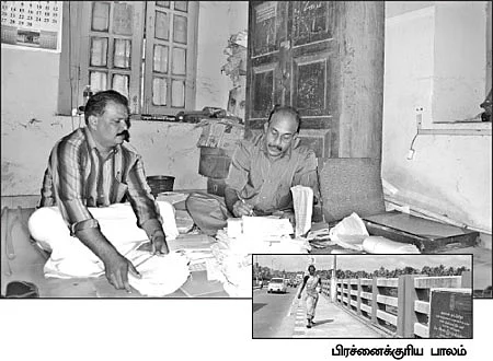 தரையில் கோப்புகள்... பாயில் அதிகாரிகள்!