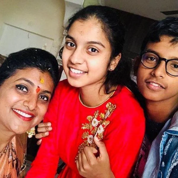 `` `ஹாஸ்டலில் சேர்க்கவா குழந்தையைப் பெற்றுக்கொள்கிறோம்'னு கேட்பார்!'' - `அம்மா' ரோஜா