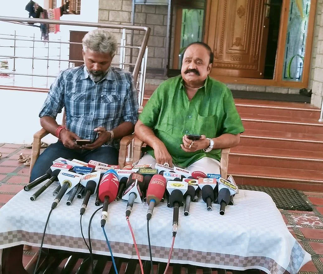 `24-ம் தேதி ஓ.பி.எஸ்ஸும் இ.பி.எஸ்ஸும் ராஜினாமா செய்வார்கள்!' - அ.ம.மு.க புகழேந்தி
