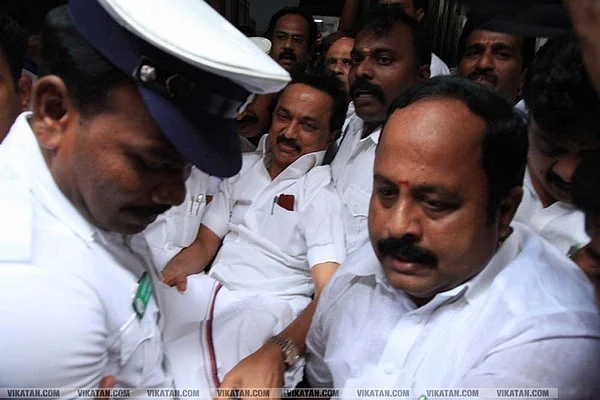 தி.மு.க. எம்.எல்.ஏக்கள் சஸ்பெண்ட் வழக்கில் சபாநாயருக்கு உயர் நீதிமன்றம் நோட்டீஸ்!