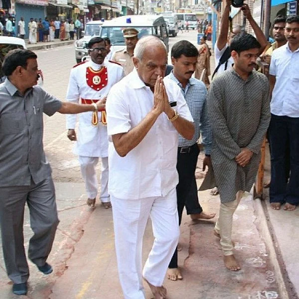 தமிழகத்தில் போராட்டம் எதிரொலி! பிரதமர் மோடியுடன் ஆளுநர் பன்வாரிலால் சந்திப்பு