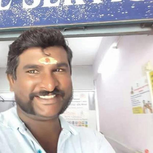 பைக்கில் வாக்காளர் அட்டை, ஆதார் எண் ஸ்டிக்கர்கள் - இது புளியம்பட்டி கலாட்டா!