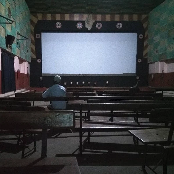 'காற்று வெளியிடை கண்ணம்மா... தியேட்டர்ல ஆளு எங்கம்மா?' - அலறல் ஃபேஸ்புக் ஸ்டேட்டஸ்