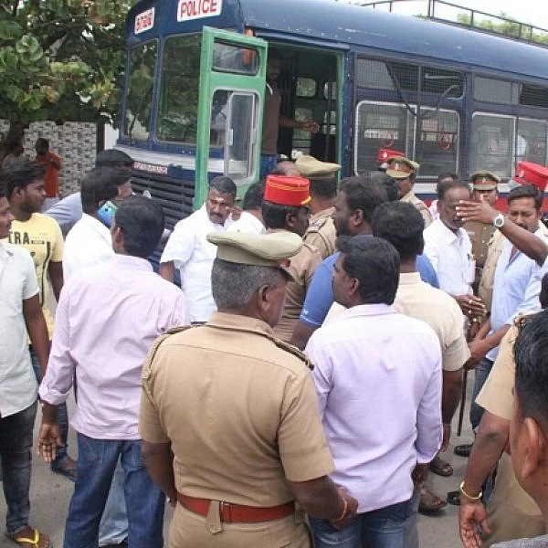 புதுச்சேரி அரசு விழாவில் இந்தியில் எழுதப்பட்ட பேனர் கிழிப்பு - 30 பேர் கைது