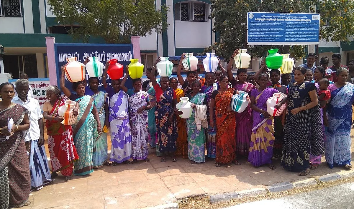 `கழிப்பறை கட்ட மூவாயிரம் லஞ்சம் கொடுத்தால்தான் நூறு நாள் வேலை! - குமுறும் கிராம மக்கள்