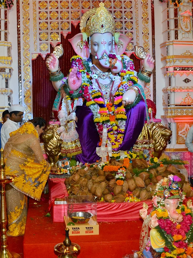 உலகின் மிகப்பெரிய லட்டு...திறந்து வைத்தார் ஆளவந்தான் நாயகி ரவீனா டாண்டன்!