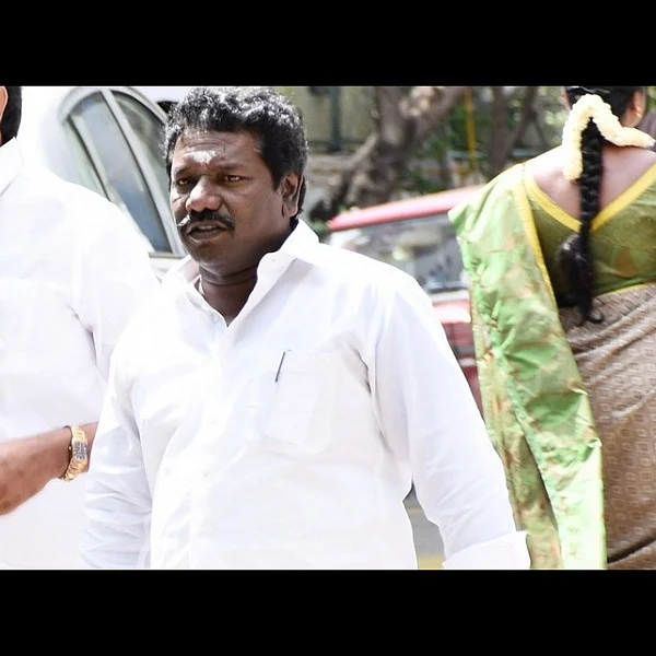 சசிகலா அணி எம்எல்ஏ கருணாஸுக்கு நேர்ந்த சோகம்!