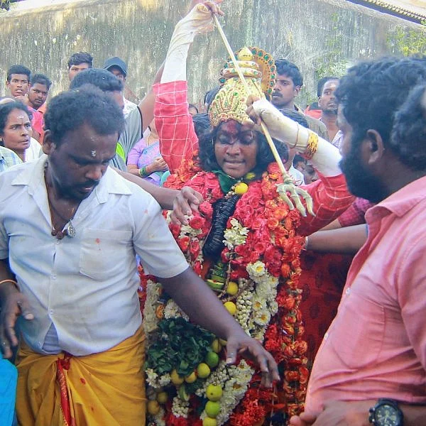 ’ஒரு பக்கம் அழுகுரல்... ஒரு பக்கம் கொண்டாட்டம்’ - மயான சூறைத் திருவிழா