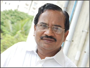 ஒரு ரப்பர் ஸ்டாம்ப் தயாராகிறது...