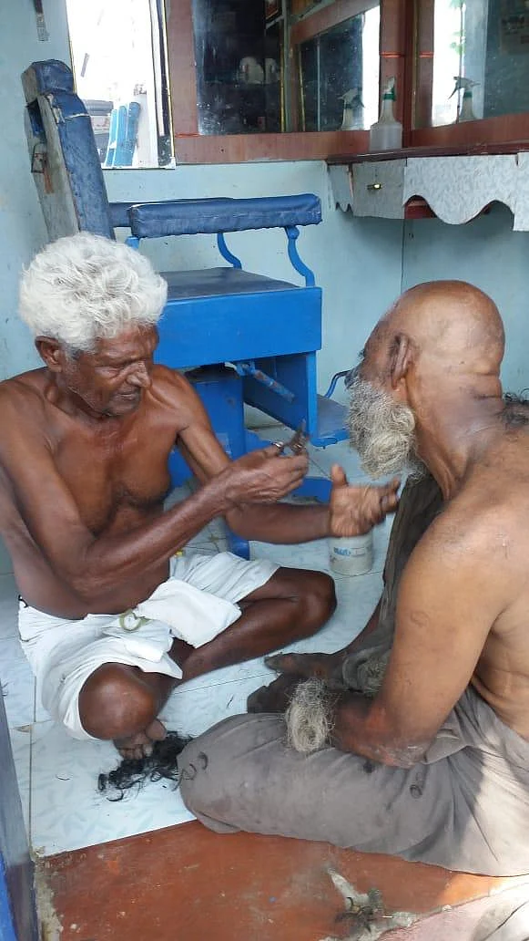 `குப்பையில் அமர்ந்திருப்பார்; சாப்பாட்டுக்கு பணம் கொடுப்பேன்!'- முதியவரை ஸ்டைலிஷ் மனிதராக்கிய டிராஃபிக் காவலர்