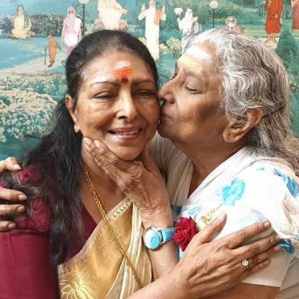 ``எஸ்.ஜானகி நன்றாக டான்ஸ் ஆடுவார் என்பது பலருக்கும் தெரியாது!" - `ஊர்வசி' சாரதா #HBDSJanaki