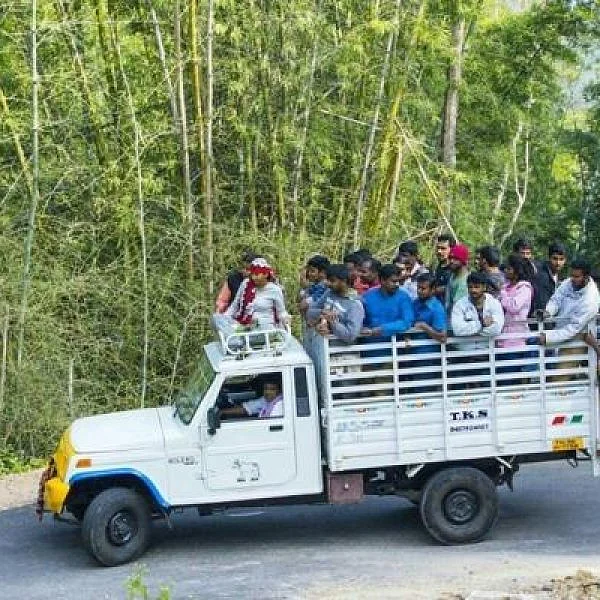 முதல் முறையாக மலைக்கிராமங்களில் செல்லும் ஒரு பேருந்து மீது இத்தனை எதிர்பார்ப்பா?