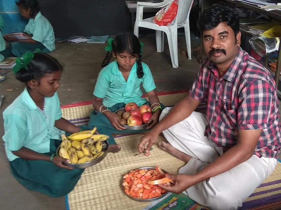 `சமத்துவம், பகிர்ந்துண்ணும் பழக்கம் பள்ளியில் இருந்தே வரணும்!’ - அரசுப் பள்ளியில் புதுமையான கற்றல் முறை