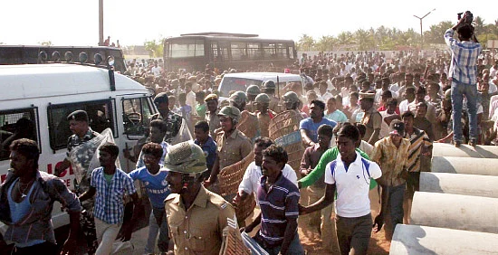ஒரு கல்.. ஒரு கண்ணாடி... ஒரு கலவரம்!