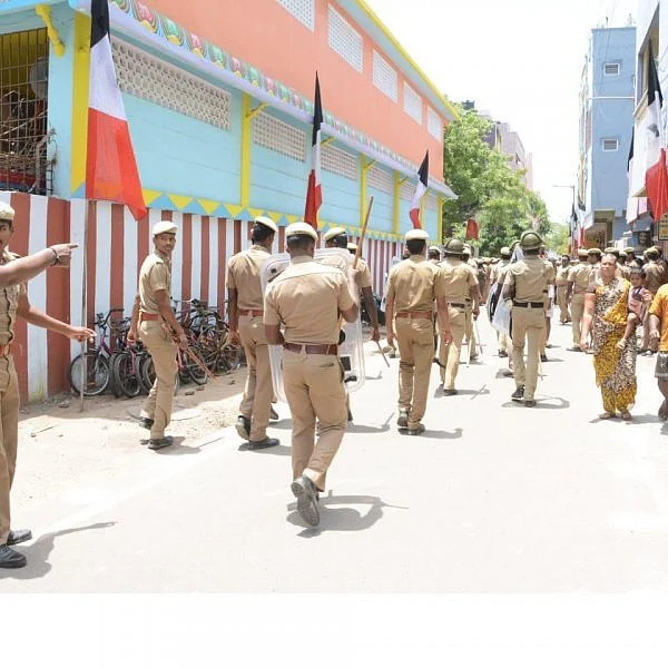 "குடிசைமாற்று வாரிய வீடு ஒதுக்கீட்டில் ரூ.2 கோடி மோசடி!" போலீஸ் ஸ்டேஷன் முற்றுகை