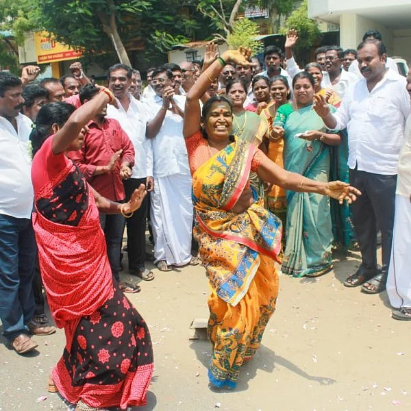 1,48,689 வாக்குகள் வித்தியாசத்தில் முன்னிலை!- தமிழிசையைச் சாய்த்த கனிமொழி