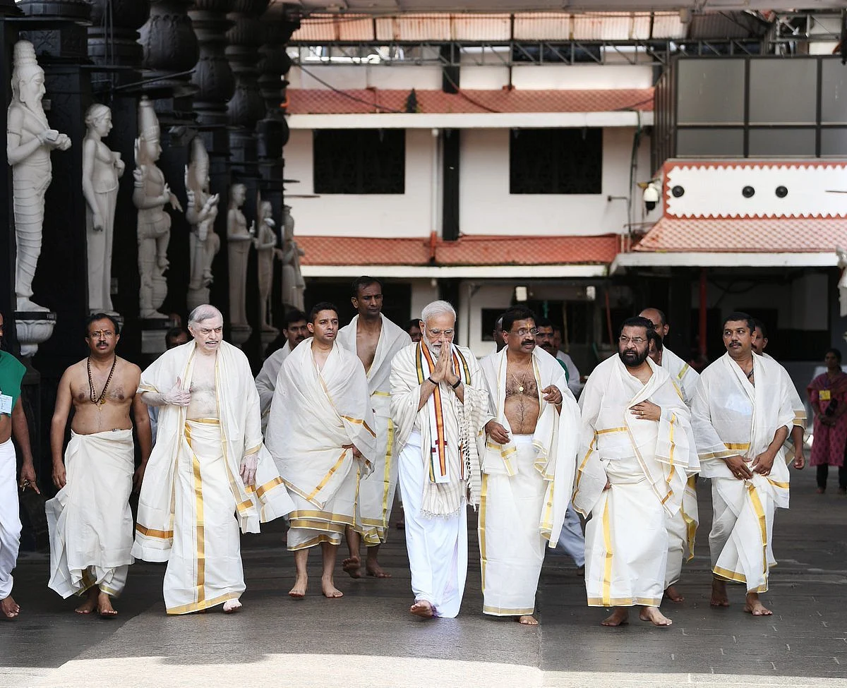 `நாட்டின் முன்னேற்றத்துக்காகப் பிரார்த்தித்தேன்!' - மலையாளத்தில் ட்வீட்டிய மோடி