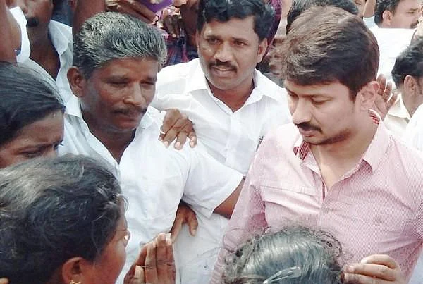 `டி.ஆர்.பாலு சீனியாரிட்டி உதயநிதிக்குப் பொருந்தாதா?!' - தொடர் தீர்மானங்களால் தகிக்கும் சீனியர்கள்