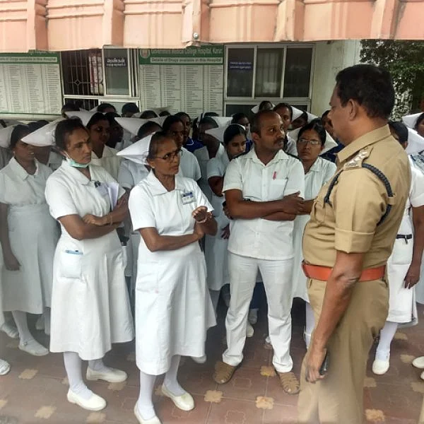 `நோயாளிக்கு கொடுக்கிற பாலைக்கூட விட்டுவைக்கலங்க!' - கரூரில் டீனுக்கு எதிராக 3வது நாளாக செவிலியர்கள் போராட்டம்!