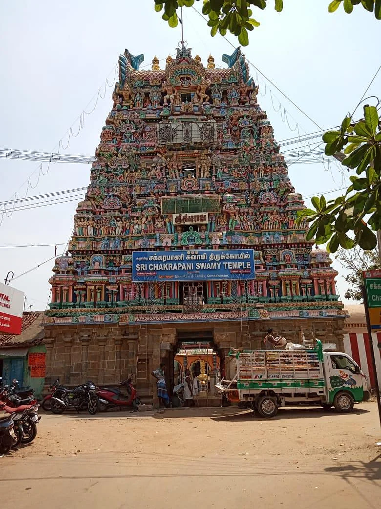 சுழலும் சுதர்சன சக்கரத்துடன் உற்சவ மூர்த்தி உலா - கும்பகோணம் சக்கரபாணி சுவாமி கோயில் தெப்பத் திருவிழா