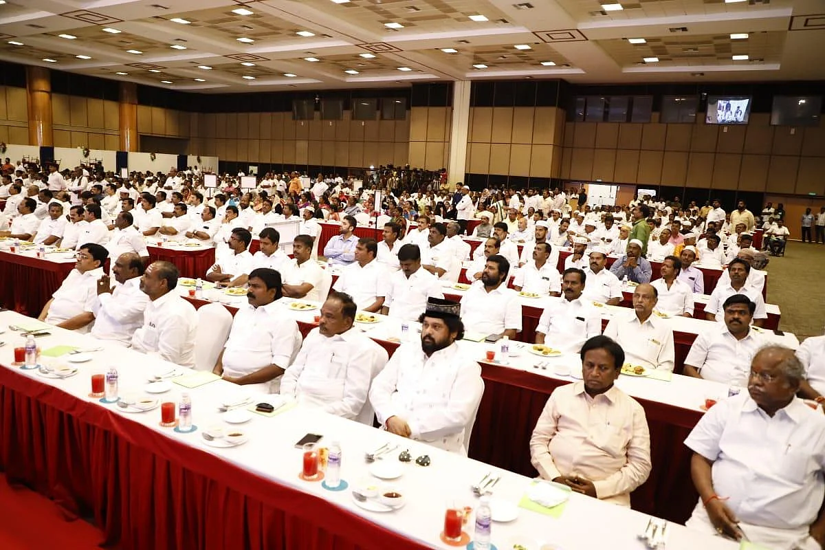இப்தார் விருந்தில் நடந்த அணி பாலிடிக்ஸ்! - புறக்கணித்த ஈ.பி.எஸ் ஆதரவாளர்கள்