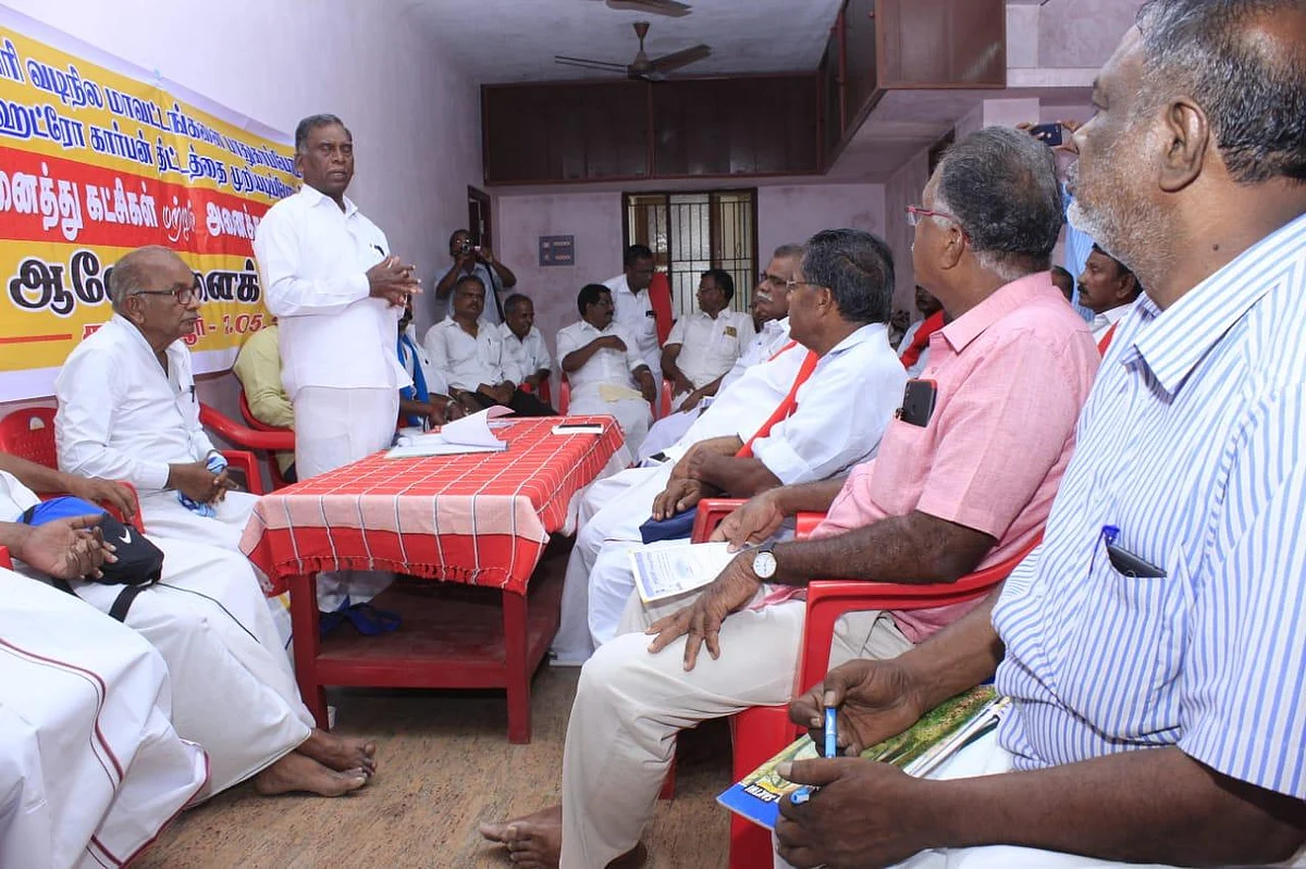 `வயலில் செருப்பு போட்டுக்கூட நடக்கமாட்டோம்; ஜே.சி.பி இறக்கி குழாய் பதிக்கிறாங்க!'- விவசாயிகள் வேதனை
