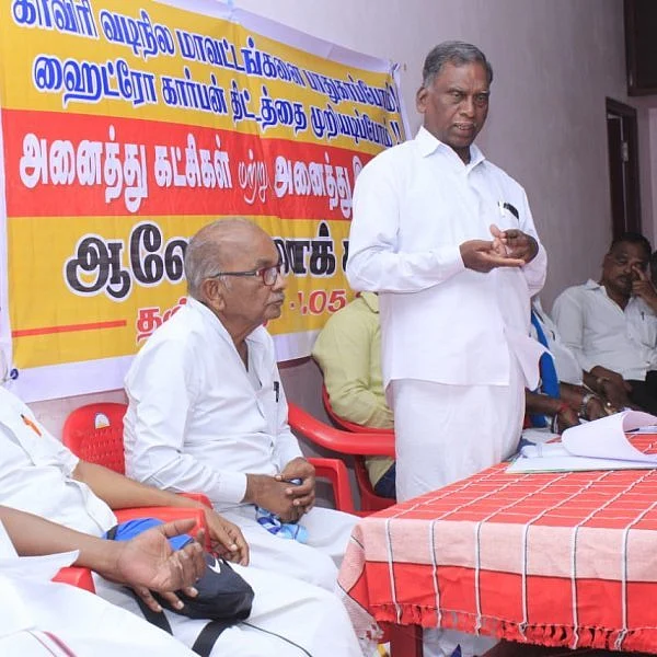 `வயலில் செருப்பு போட்டுக்கூட நடக்கமாட்டோம்; ஜே.சி.பி இறக்கி குழாய் பதிக்கிறாங்க!'- விவசாயிகள் வேதனை
